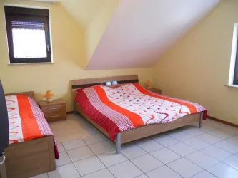 Schlafzimmer mit Doppelbett und Einzelbett Bild 2