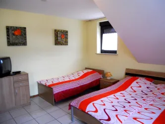 Schlafzimmer mit Doppelbett und Einzelbett Bild 1
