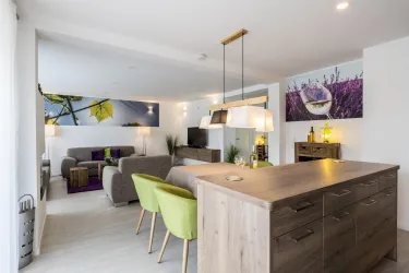 Blick von Küche ins Wohn-Esszimmer (© Familie Wenz)