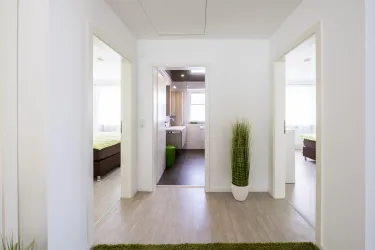 Blick ins Bad.  Rechts/links Schlafzimmer (© Familie Wenz)