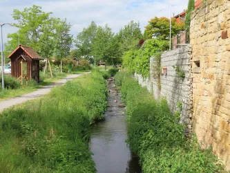 Bachlauf Isenach mit Insektenhotel (© Urlaubsregion Freinsheim)
