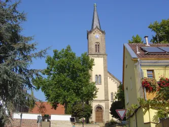 Protestantische Kirche,Vorderseite mit Bäumen (© Urlaubsregion Freinsheim)