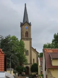 Protestantische Kirche, Vorderseite mit Kirchturm (© Urlaubsregion Freinsheim)