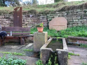 Nebelsbrunnen u. Infotafel 2 Acht Uhr Läuten