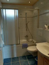 Bad mit Wanne und Duschwand