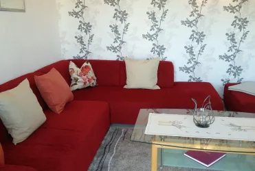 Ausziehbare Couch im Wohnzimmer