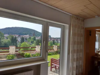 Wohnzimmer mit Blick in den Garten