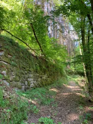 Trockenmauer-Mordkammerloch-Pfad