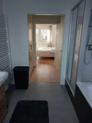 Ankleideraum mit Durchgang zum Bad