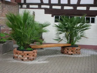 Sitzgelegenheit im Hof (© Jakobshof, Freckenfeld)