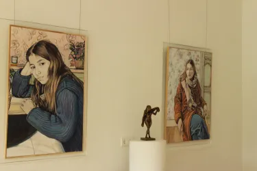 Kleine Frauenfigur und Bilder