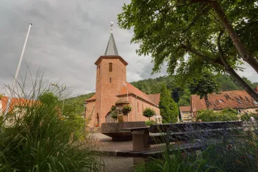 Kirche und Dorfbrunnen Lug (© Stephanie Ser)
