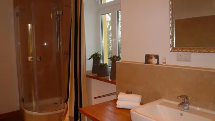 Bad mit Dusche, Wanne, Bidet und Waschtisch