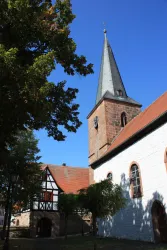 Rathaus und Kirche in Heuchelheim