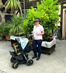 2022-06-21 Dominique mit Weinkinderwagen (© Dominique Christ)