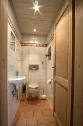 Gäste-WC (© Ferienhaus Kallstadt)