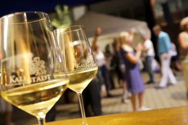 Weingläser Kallstadt (© Urlaubsregion Freinsheim)