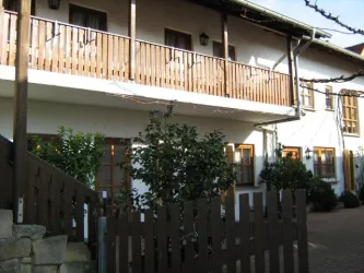 Hof und Balkon vor Zimmern