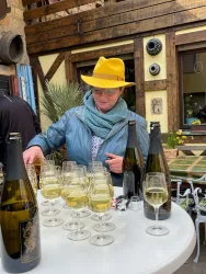 Dominique-schenkt-Sekt-aus