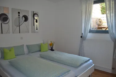 Schlafzimmer, Blick in den Garten