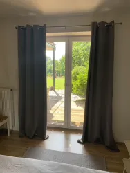 Blick aus dem Schlafzimmer in den Garten