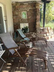 Überdachte Terrasse vor der Ferienwohnung