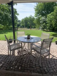 Überdachte Terrasse vor der Ferienwohnung