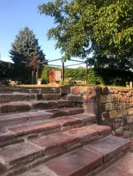 weitläufiger Garten