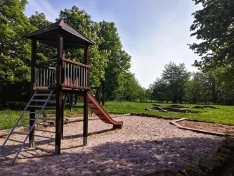 Rutsche, Schaukel und Bolzplatz stehen bereit