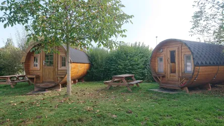 Schlaffässer auf dem Campingplatz