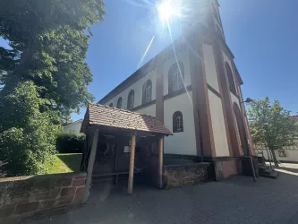 Bushaltestelle Mühlhofen und die Kirche