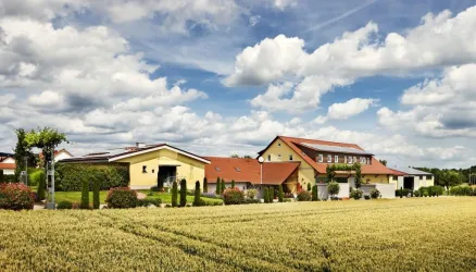 Der St. Georgenhof in idyllischer Lage (© St. Georgenhof)