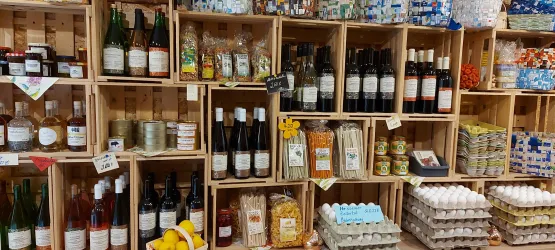 Blick in den Hofladen (© Weingut und Hofladen Schüttler)