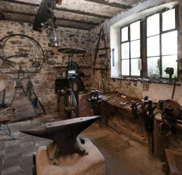 Amboss in der alten Dorfschmiede Wachenheim (© VG Monsheim Fotograf Carsten Costard)