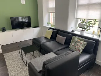 Wohnbereich mit Flachbild-TV, Sky-Receicer und Mus