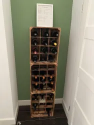Weinregal mit Weinen einiger ortsansässiger Winzer