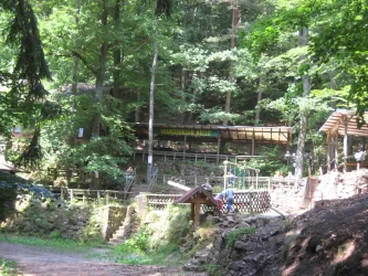 Nello Hütte Spielplatz (© SÜW Edenkoben e.V.)