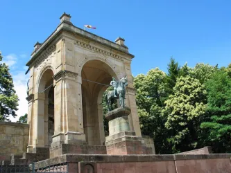 Friedensdenkmal mit Kastanienbäumen SÜW Edenkoben (© Verein SÜW Edenkoben, T. Kujat)