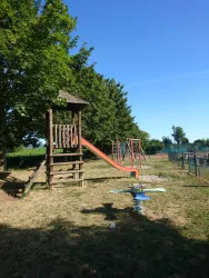 ...Rutsche, Wippe, Klettergerüst...