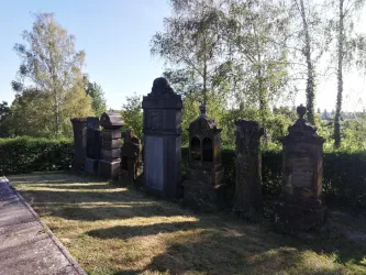 Historische Grabmäler auf dem Friedhof