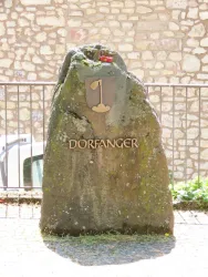 Dorfanger, Stein mit Gravur (© Urlaubsregion Freinsheim - E. Metzger)