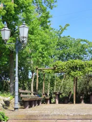 Kerweplatz mit Bäumen und einer Bank (© Urlaubsregion Freinsheim - E. Metzger)
