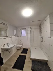 Badezimmer mit Waschbecken und Dusche Badezimmer mit Waschbecken und Dusche