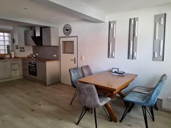 Küche, Tisch mit Stühlen Küche, Tisch mit Stühlen