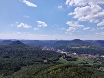 Blick auf Trifels und Annweiler