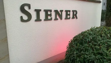 Rosa Leuchten im Weingut Siener