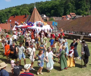 Dornröschenfest_Tanz auf Kirchwiese_1_Foto-Hermes
