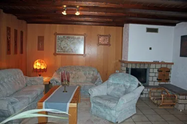 Kaminzimmer mit Couchgarnitur