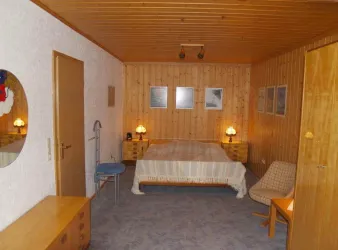 das Schlafzimmer mit viel Holz