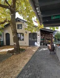 Freiteraase mit Gartenhaus